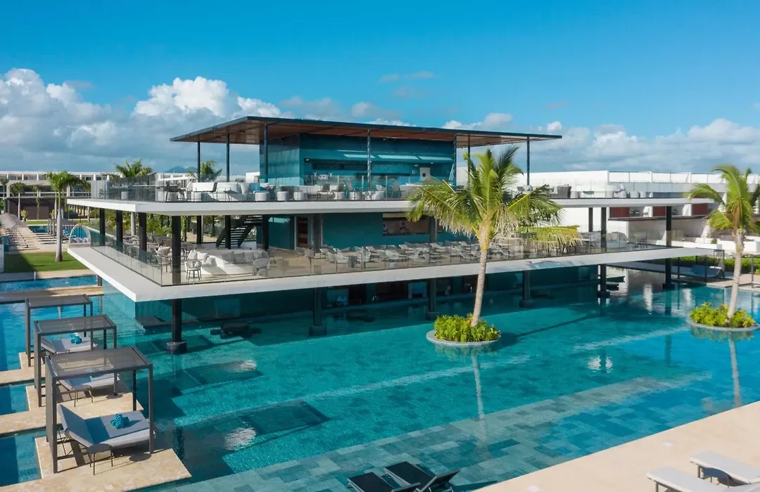 Pool bar and infinity pool by day
